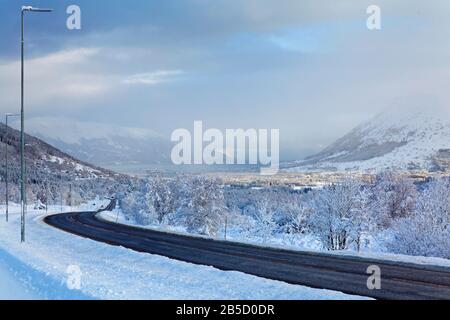 Die Stadt Hareid, Norwegen im Winter. Stockfoto