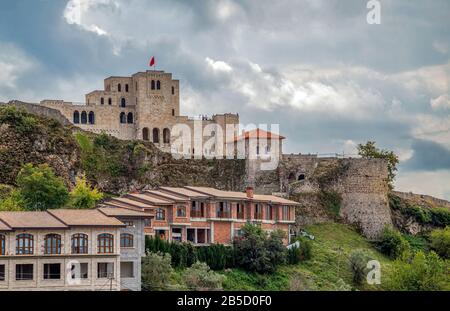 Blick auf die Stadt Kruja und ihr Fort in Albanien, in der Nähe von Tirana. Schloss Kruja und Skanderbeg Museum auf der Spitze des Berges. Stockfoto