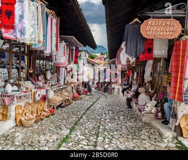 Traditioneller osmanischer Markt in Kruja, in der Nähe von Tirana, Geburtsstadt des nationalen Heros Skanderbeg.Flea Marktes in Albanien. Antiquitäten und Souvenirs zum Verkauf. Stockfoto