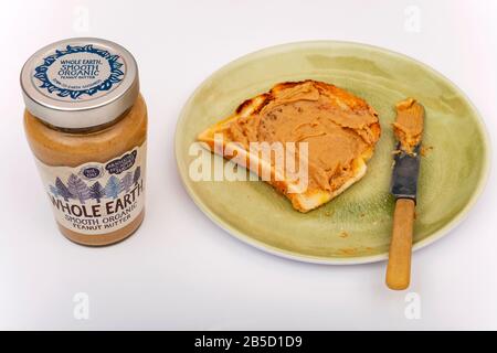 Ganze Erde glatte organische Erdnussbutter Stockfoto