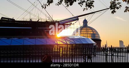 Greenwich, LONDON, Großbritannien - 2. SEPTEMBER 2018: British Tea Clipper Cutty Sark und Greenwich Foot Tunnel bei Sonnenuntergang. Stockfoto