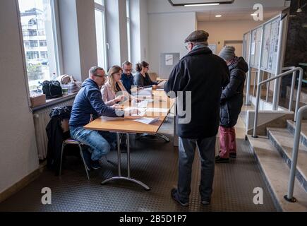 Hameln, Deutschland. März 2020. Zur Wahl des Landratverwalters für den Landkreis Hameln-Pyrmont gaben die Wähler ihre Stimme im Rathaus ab. Der bisherige Landrat war nach Feindseligkeiten in sozialen Netzwerken und dem Missbrauchsfall Lügde zurückgetreten. Sollte keiner der Kandidaten in der ersten Wahlrunde eine absolute Mehrheit erreichen, gibt es am 22. März eine Stichwahl. Kredit: Peter Steffen / dpa / Alamy Live News Stockfoto