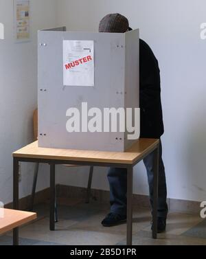 Hameln, Deutschland. März 2020. Ein Wähler stimmt in einer Wahlkabine im Rathaus für die Wahl des Landrats für den Landkreis Hameln-Pyrmont. Der bisherige Landrat war nach Feindseligkeiten in sozialen Netzwerken und dem Missbrauchsfall Lügde zurückgetreten. Sollte keiner der Kandidaten in der ersten Wahlrunde eine absolute Mehrheit erreichen, gibt es am 22. März eine Stichwahl. Kredit: Peter Steffen / dpa / Alamy Live News Stockfoto