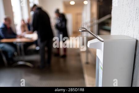 Hameln, Deutschland. März 2020. Im Rathaus hängt bei der Wahl des Landrat für den Landkreis Hameln-Pyrmont ein Dispenser für Desinfektionsmittel (r). Der bisherige Landrat war nach Feindseligkeiten in sozialen Netzwerken und dem Missbrauchsfall Lügde zurückgetreten. Sollte keiner der Kandidaten in der ersten Wahlrunde eine absolute Mehrheit erreichen, gibt es am 22. März eine Stichwahl. Kredit: Peter Steffen / dpa / Alamy Live News Stockfoto