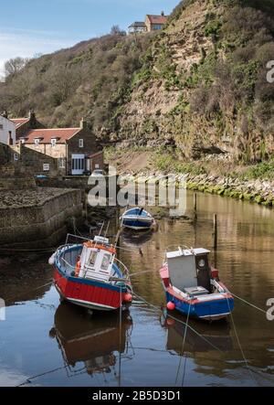 Traditioneller Fischerhafen mit Segelbooten bei Flut, Staithes, North Yorkshire Coast, England, Großbritannien Stockfoto