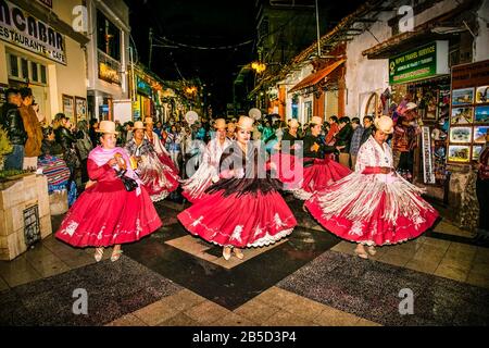 Puno, Peru - Jan 5, 2019: Authentische bunten Karneval auf den Straßen von Puno, Peru in der Nähe des hohen altutude Titicaca See. Südamerika. Stockfoto