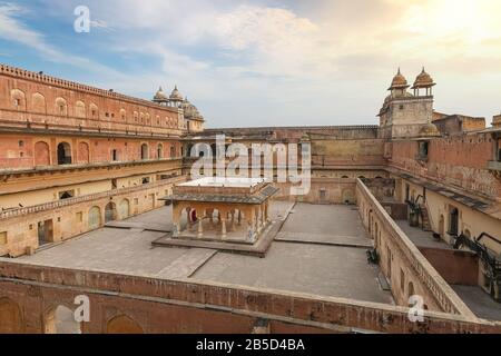 Luftaufnahme der Ruinen des Amer-Fort-Palastes in Jaipur, Rajasthan, Indien. Amber Fort gehört zum UNESCO-Weltkulturerbe Stockfoto