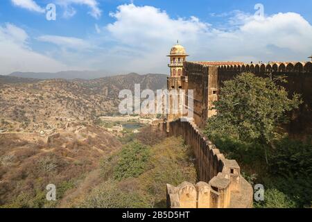 Uralter Fort-Turm in Jaigarh Fort Jaipur Rjasthan mit malerischem Blick auf die Landschaft Stockfoto