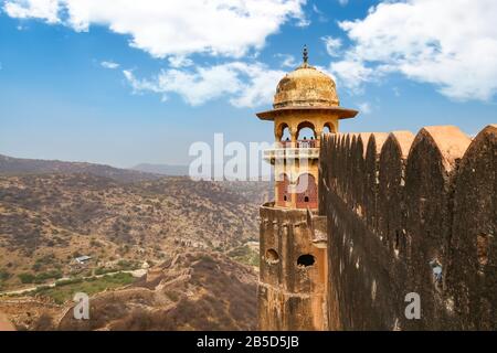 Uralter Fort-Turm in Jaigarh Fort Jaipur Rjasthan mit malerischem Blick auf die Landschaft Stockfoto