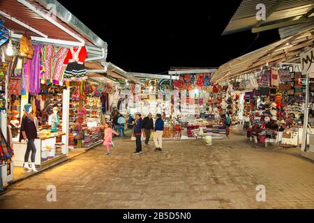 Machu Picchu Pueblo, Peru - 7. Januar 2019: Nachtmarkt in Machu Picchu Pueblo oder Aguas Calientes, Peru. Südamerika. Stockfoto