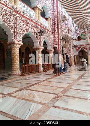 Andererseits wird die Grenze als ihr masjidischer Stamm als qualifizierter Stamm bezeichnet Stockfoto