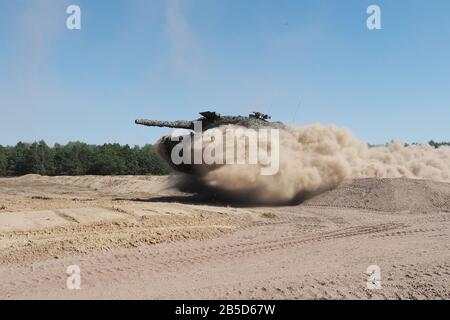 Deutscher Kampfpanzer Leopard 2 A5 springt am Tag der Offenen Tür im Juni 2019 über eine Rampe im Bundeswehr-Kampftrainingszentrum Letzlingen. Stockfoto