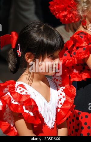 Mädchen in rotem Flamenco-Kleid auf der Malaga Fair, Málaga, Spanien. Stockfoto