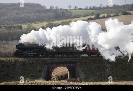 Der Flying Scotsman macht es auf dem Weg entlang der Watercress Line der Mid Hants Railway in der Nähe von Rotley in Hampshire. Stockfoto