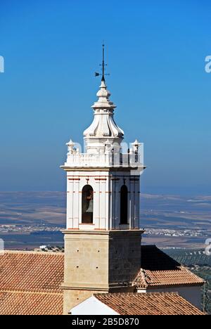 Pfarrkirche San Sebastian (Iglesia Parroquial de San Sebastian) mit Blick über die Dächer in Richtung Landschaft, Estepa, Provinz Sevilla, Spanien. Stockfoto