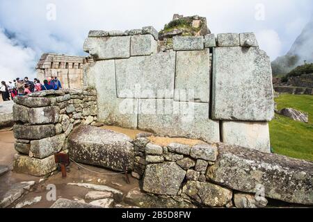 Machu Picchu Pueblo, Peru - 7. Januar 2019: Unglaubliche Inka-Mauer in der Antiken Stadt Machu Picchu in Peru. Südamerika. Archäologische Stätte. Stockfoto