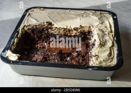 Schokolade aufschäumen Peanut Butter Kuchen Brownie in Quadratform. Organisch Gesundes Dessert. Stockfoto