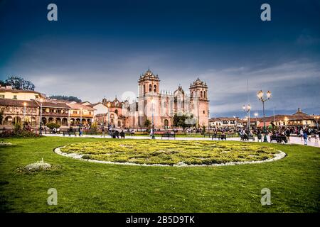 Cusco, Peru - Jan 6, 2019: historischen Gebäuden aus der Kolonialzeit auf der Plaza de Armas Platz mit vielen Besucher bei Nacht, Cusco, Peru, Südamerika, Stockfoto