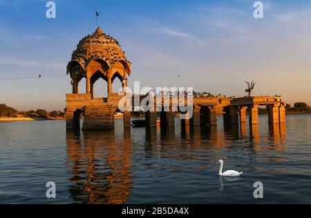 Gadisar-See in Jaisalmer Rajasthan mit alter Architektur bei Sonnenuntergang Stockfoto