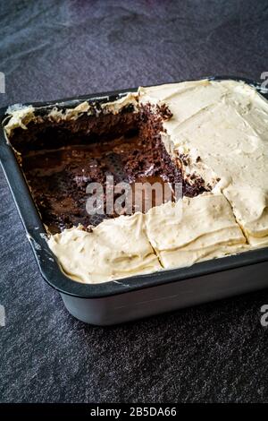 Schokolade aufschäumen Peanut Butter Kuchen Brownie in Quadratform. Organisch Gesundes Dessert. Stockfoto