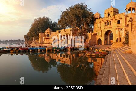 Gadisar Lake Jaisalmer Rajasthan mit alter Architektur. Der See Gadi Sagar ist ein beliebtes Ausflugsziel Stockfoto