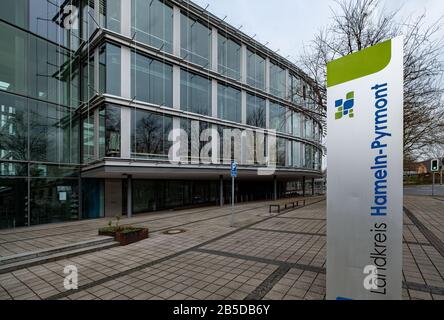 Hameln, Deutschland. März 2020. Vor dem Kreishaus ist das Schild "Landkreis Hameln-Pyrmont" als Sitz des Landratverwalters zu sehen. Vier Männer kandiden für das Amt. Der bisherige Landrat war nach Feindseligkeiten in sozialen Netzwerken und dem Missbrauchsfall Lügde zurückgetreten. Sollte keiner der Kandidaten in der ersten Wahlrunde eine absolute Mehrheit erreichen, gibt es am 22. März eine Stichwahl. Kredit: Peter Steffen / dpa / Alamy Live News Stockfoto