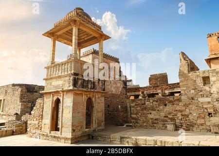 Relikte des Rana Kumbha Palace im historischen Chittorgarh Fort in Udaipur Rajasthan, Indien. Das antike Fort in Chittor gehört zum UNESCO-Weltkulturerbe Stockfoto