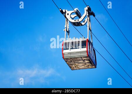 Roosevelt Island areal Tramway System Kapselkabine über blauem Himmel in New York, NY, USA Stockfoto