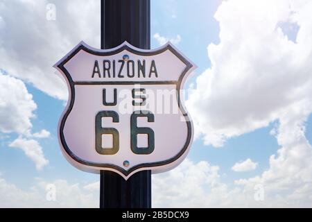 Arizona historische Route 66 weißes altes Schild über blauem Himmel, USA Stockfoto