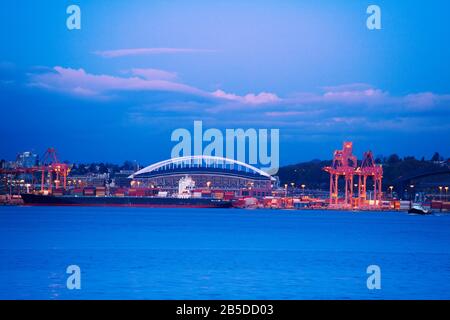 West Seattle Brücke und Hafenkräne über Elliot Bay am Abend, Washington, USA Stockfoto