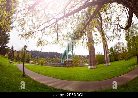 St. Johns Hängebrücke in Portland Blick unten vom Park unterhalb des Stahls, der 1931 gebaut wurde Stockfoto