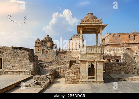 Relikte des Rana Kumbha Palace im historischen Chittorgarh Fort in Udaipur Rajasthan, Indien. Das antike Fort in Chittor gehört zum UNESCO-Weltkulturerbe Stockfoto