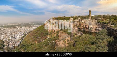 Historisches Chittorgarh Fort in Rajasthan bei Sonnenuntergang. Chittorgarh Fort ist ein UNESCO-Weltkulturerbe und eines der größten Forts Indiens Stockfoto