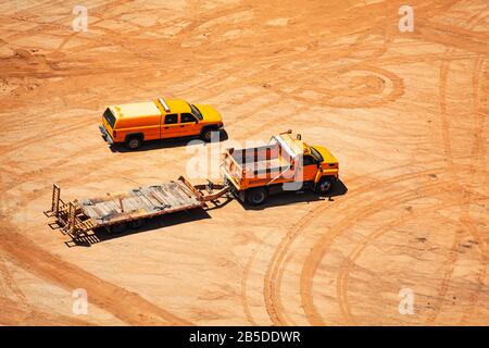 Baufahrzeuge und Autoreifen auf der Bodenseite über Staubton mit Sandblick von oben Stockfoto