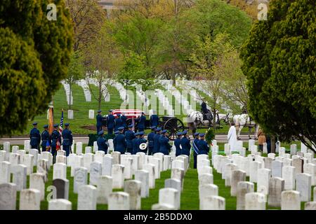 US-Militärfriedhof auf Vorder- und Grabzug im Frühjahr im Hintergrund Stockfoto