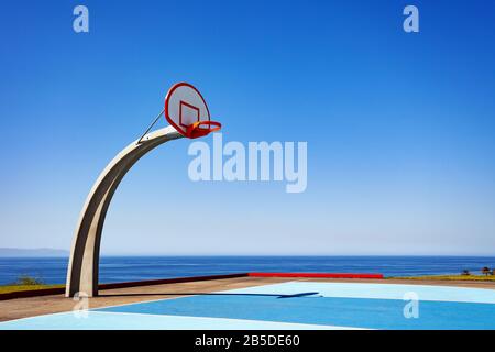 Blick auf den Basketballplatz mit Meer im Angel Gate Park in Los Angeles, Kalifornien, USA Stockfoto