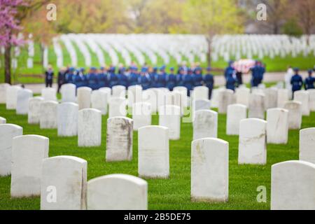 Militärfriedhof und Grabzug mit Soldaten im Hintergrund Stockfoto