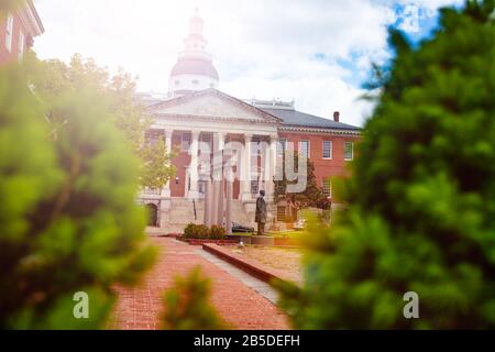 Blick auf das Maryland State House Kapitol Gebäude durch Büsche und Bäume, Annapolis MA, USA Stockfoto