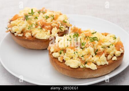 Räucherlachs und Rührei auf einem Bagel Stockfoto