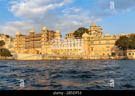 Udaipur City Palace neben dem schönen Pichola-See in Udaipur, Rajasthan, Indien Stockfoto