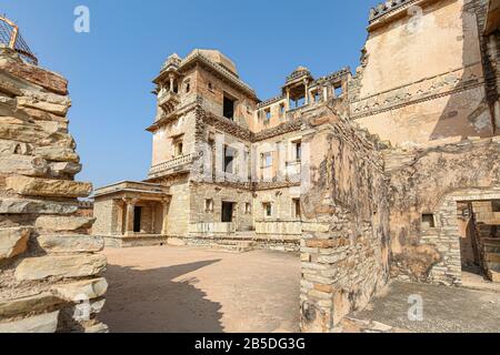 Relikte des Rana Kumbha Palace im historischen Chittorgarh Fort in Udaipur Rajasthan, Indien. Das antike Fort in Chittor gehört zum UNESCO-Weltkulturerbe Stockfoto