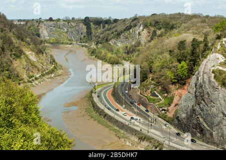 Die Avon Gorge und der Fluss Avon blicken von der Clifton Suspension Bridge, Clifton, Bristol, Avon, England, Großbritannien nach Westen Stockfoto