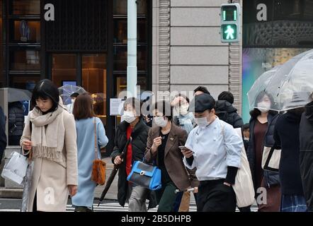 Tokio, Japan. März 2020. Menschen, die Masken tragen, sind am Sonntag, 8. März 2020 im Einkaufsviertel Ginza in Tokio, Japan zu sehen. Die japanische Regierung wird die Einreisebeschränkungen aus China und Südkorea vom 9. März 2020 bis zum Ende dieses Monats verschärfen. Das ausgestellte Visum wird ungültig, und Besucher werden gebeten, zu Hause oder im Hotel zwei Wochen zu warten. Südkorea wird damit beginnen, Gegenmaßnahmen gegen Japan zu ergreifen, einschließlich der Aufhebung des Visums am selben Tag. Foto von Keizo Mori/UPI Credit: UPI/Alamy Live News Stockfoto