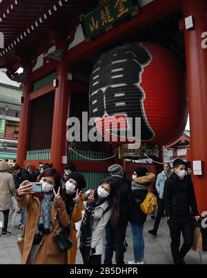 Tokio, Japan. März 2020. Touristen, die Masken tragen, sind am Sonntag, 8. März 2020 im Sensoji (Asakusa Kannon Temple) in Tokio, Japan zu sehen. Die japanische Regierung wird die Einreisebeschränkungen aus China und Südkorea vom 9. März 2020 bis zum Ende dieses Monats verschärfen. Das ausgestellte Visum wird ungültig, und Besucher werden gebeten, zu Hause oder im Hotel zwei Wochen zu warten. Südkorea wird damit beginnen, Gegenmaßnahmen gegen Japan zu ergreifen, einschließlich der Aufhebung des Visums am selben Tag. Foto von Keizo Mori/UPI Credit: UPI/Alamy Live News Stockfoto