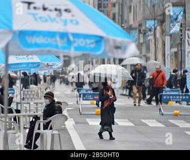 Tokio, Japan. März 2020. Menschen, die Masken tragen, sind am Sonntag, 8. März 2020 im Einkaufsviertel Ginza in Tokio, Japan zu sehen. Die japanische Regierung wird die Einreisebeschränkungen aus China und Südkorea vom 9. März 2020 bis zum Ende dieses Monats verschärfen. Das ausgestellte Visum wird ungültig, und Besucher werden gebeten, zu Hause oder im Hotel zwei Wochen zu warten. Südkorea wird damit beginnen, Gegenmaßnahmen gegen Japan zu ergreifen, einschließlich der Aufhebung des Visums am selben Tag. Foto von Keizo Mori/UPI Credit: UPI/Alamy Live News Stockfoto