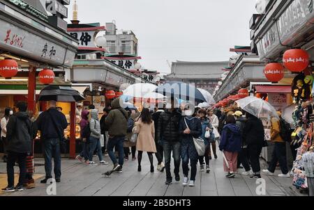 Tokio, Japan. März 2020. Touristen, die Masken tragen, sind am Sonntag, 8. März 2020 im Sensoji (Asakusa Kannon Temple) in Tokio, Japan zu sehen. Die japanische Regierung wird die Einreisebeschränkungen aus China und Südkorea vom 9. März 2020 bis zum Ende dieses Monats verschärfen. Das ausgestellte Visum wird ungültig, und Besucher werden gebeten, zu Hause oder im Hotel zwei Wochen zu warten. Südkorea wird damit beginnen, Gegenmaßnahmen gegen Japan zu ergreifen, einschließlich der Aufhebung des Visums am selben Tag. Foto von Keizo Mori/UPI Credit: UPI/Alamy Live News Stockfoto