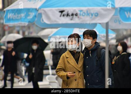 Tokio, Japan. März 2020. Menschen, die Masken tragen, sind am Sonntag, 8. März 2020 im Einkaufsviertel Ginza in Tokio, Japan zu sehen. Die japanische Regierung wird die Einreisebeschränkungen aus China und Südkorea vom 9. März 2020 bis zum Ende dieses Monats verschärfen. Das ausgestellte Visum wird ungültig, und Besucher werden gebeten, zu Hause oder im Hotel zwei Wochen zu warten. Südkorea wird damit beginnen, Gegenmaßnahmen gegen Japan zu ergreifen, einschließlich der Aufhebung des Visums am selben Tag. Foto von Keizo Mori/UPI Credit: UPI/Alamy Live News Stockfoto