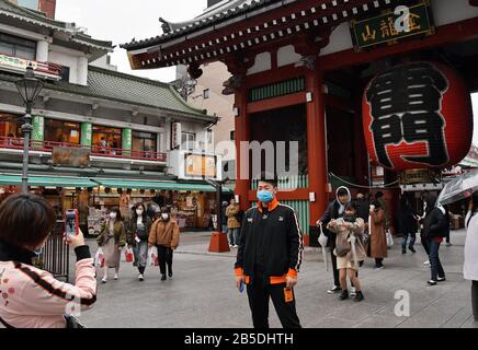 Tokio, Japan. März 2020. Touristen, die Masken tragen, sind am Sonntag, 8. März 2020 im Sensoji (Asakusa Kannon Temple) in Tokio, Japan zu sehen. Die japanische Regierung wird die Einreisebeschränkungen aus China und Südkorea vom 9. März 2020 bis zum Ende dieses Monats verschärfen. Das ausgestellte Visum wird ungültig, und Besucher werden gebeten, zu Hause oder im Hotel zwei Wochen zu warten. Südkorea wird damit beginnen, Gegenmaßnahmen gegen Japan zu ergreifen, einschließlich der Aufhebung des Visums am selben Tag. Foto von Keizo Mori/UPI Credit: UPI/Alamy Live News Stockfoto