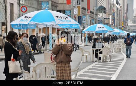 Tokio, Japan. März 2020. Menschen, die Masken tragen, sind am Sonntag, 8. März 2020 im Einkaufsviertel Ginza in Tokio, Japan zu sehen. Die japanische Regierung wird die Einreisebeschränkungen aus China und Südkorea vom 9. März 2020 bis zum Ende dieses Monats verschärfen. Das ausgestellte Visum wird ungültig, und Besucher werden gebeten, zu Hause oder im Hotel zwei Wochen zu warten. Südkorea wird damit beginnen, Gegenmaßnahmen gegen Japan zu ergreifen, einschließlich der Aufhebung des Visums am selben Tag. Foto von Keizo Mori/UPI Credit: UPI/Alamy Live News Stockfoto