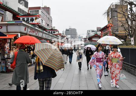 Tokio, Japan. März 2020. Touristen, die Masken tragen, sind am Sonntag, 8. März 2020 im Sensoji (Asakusa Kannon Temple) in Tokio, Japan zu sehen. Die japanische Regierung wird die Einreisebeschränkungen aus China und Südkorea vom 9. März 2020 bis zum Ende dieses Monats verschärfen. Das ausgestellte Visum wird ungültig, und Besucher werden gebeten, zu Hause oder im Hotel zwei Wochen zu warten. Südkorea wird damit beginnen, Gegenmaßnahmen gegen Japan zu ergreifen, einschließlich der Aufhebung des Visums am selben Tag. Foto von Keizo Mori/UPI Credit: UPI/Alamy Live News Stockfoto